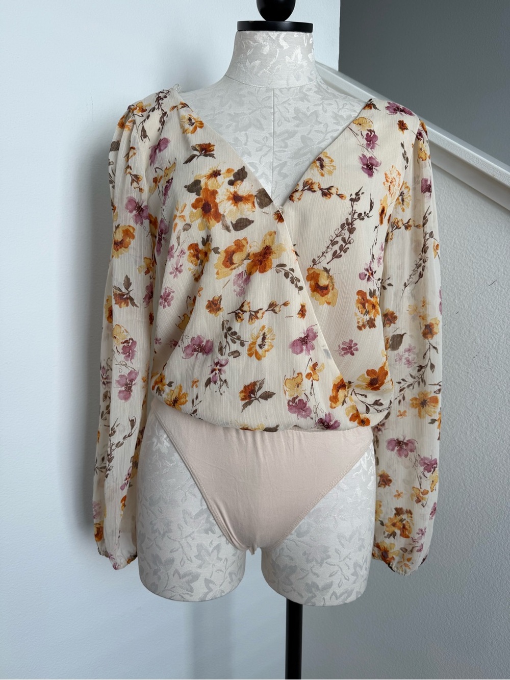 NWT Francesca's Trixxi Syd floral Long Sleeved Bodysuit Small V Neck Coquette